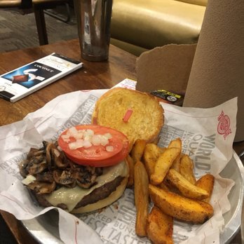 Fuddruckers - Burgers Near Me - Reading, Massachusetts