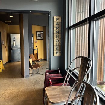 Farmhouse Kitchen + Bar - In side decor! Plenty of seating! - Barbeque Near Me - Ponderay, Idaho Farmhouse Kitchen + Bar - In side decor! Plenty of seating! - Barbeque Near Me - Ponderay, Idaho