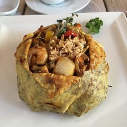 Saigon - Pad Thai noodles, wrapped with huevo en torta.