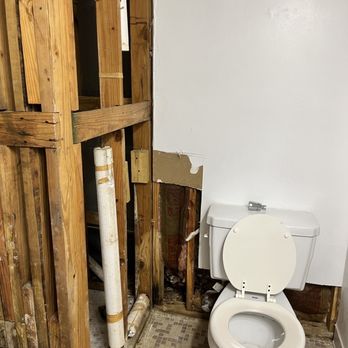 Hampton Creek Apartments - Water damage to master shower. - Apartments Near Me - Cookeville, Tennessee Hampton Creek Apartments - Water damage to master shower. - Apartments Near Me - Cookeville, Tennessee