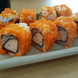 Temakeria & Cia - Uramaki de salmão cozido com tobiko