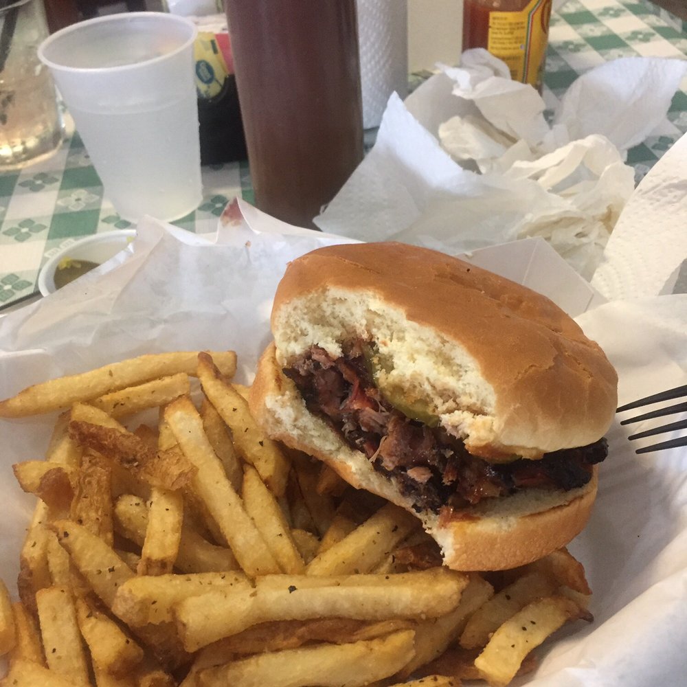 Austin’s Bar-B-Que - Pulled pork sandwich basket - Barbeque Near Me - Addison, Texas