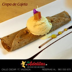Las Adelitas - Crepa de Cajeta Crepa rellena de cajeta caliente con helado de vainilla y jarabe de arce