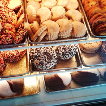Dink's Deli & Bagels - Cookies on display - Delis Near Me - Valencia, California