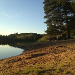 Liten sandstrand.