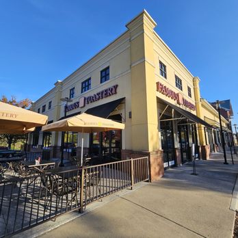 Famous Toastery Keagy Village - A corner prime location of the restaurant allows for a comfortable outside seating area where to enjoy your meals. - Breakfast & Brunch Near Me - Roanoke, Virginia Famous Toastery Keagy Village - A corner prime location of the restaurant allows for a comfortable outside seating area where to enjoy your meals. - Breakfast & Brunch Near Me - Roanoke, Virginia