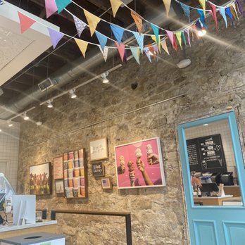 Jeni's Splendid Ice Creams - Interior - Ice Cream & Frozen Yogurt Near Me - Austin, Texas