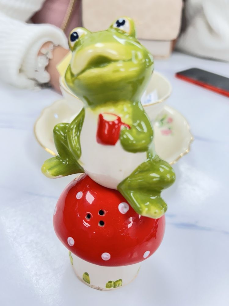 Louise and Oleta’s Logo