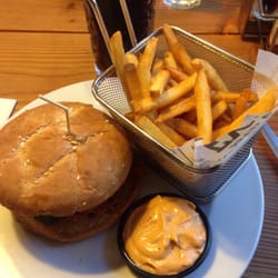 Bronx Burger Bar - Alabama burger med pommes frites og chilimayo