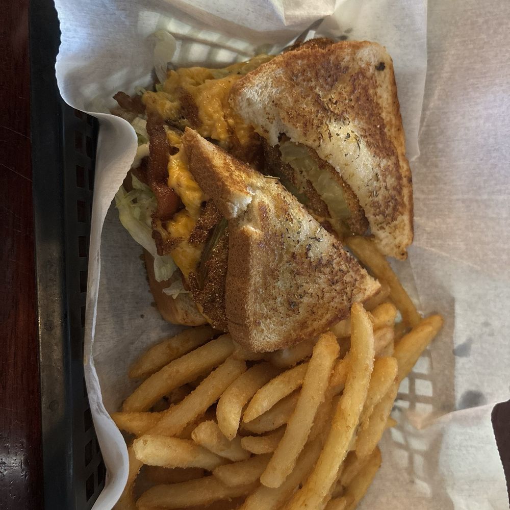 Main Street Tavern - Fried green tomato blt with pimento cheese - American Near Me - Montevallo, Alabama Main Street Tavern - Fried green tomato blt with pimento cheese - American Near Me - Montevallo, Alabama