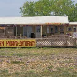 Snack Shack - This is what it looks like when you're on the highway. Nice picnic tables to sit at and enjoy your lunch outside.
