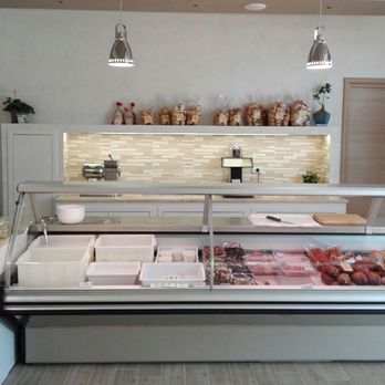 Caseificio Monteporo - Curiamo ogni dettaglio anche all'interno del punto vendita, per offrire la migliore esperienza di gusto e la massima attenzione all'igiene - Cheese Shops Near Me - Spilinga, VV