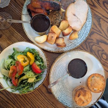 The Turf Tavern - Sunday roast, pie sides, and a side salad - Pubs Near Me - Oxford, OXF The Turf Tavern - Sunday roast, pie sides, and a side salad - Pubs Near Me - Oxford, OXF
