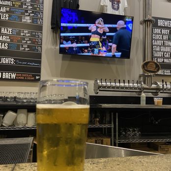 Left Coast Brewing - Fights and beer - Barbeque Near Me - Irvine, California Left Coast Brewing - Fights and beer - Barbeque Near Me - Irvine, California