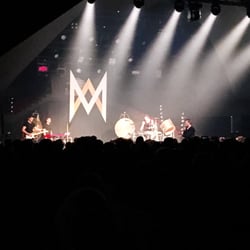 Brussels Summer Festival - Pas facile de rentrer dans la salle de la Madeleine pour le concert de Mustii !!