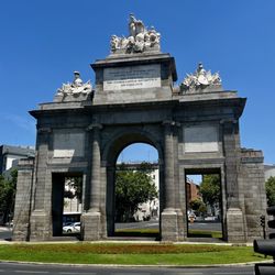 Madrid City Tour - Another city gate