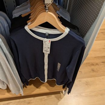 Uniqlo - Cardigan - Women's Clothing Near Me - Winnipeg, Manitoba Uniqlo - Cardigan - Women's Clothing Near Me - Winnipeg, Manitoba