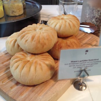 Deli Bluem - fladenbröt - a kind of croquette stuffed with spinach coriander filling. - Cafes Near Me - Vienna, 9