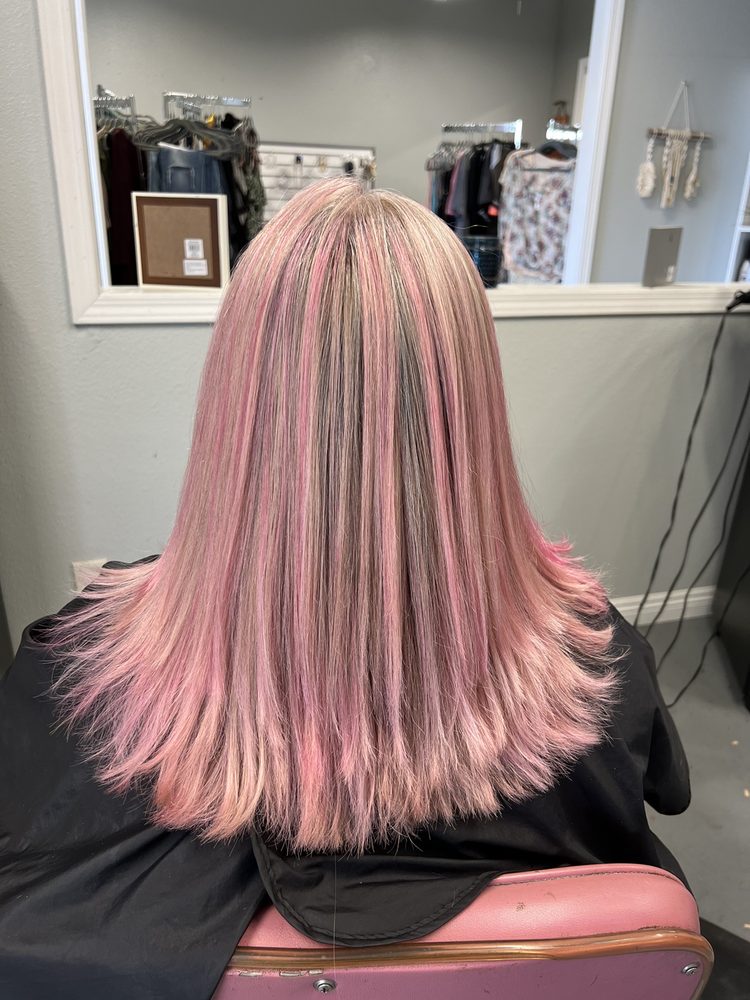 Stylin Nook Salon and spa Logo