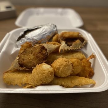 Captain D's - Deluxe Seafood Platter - Seafood Near Me - Forsyth, Georgia