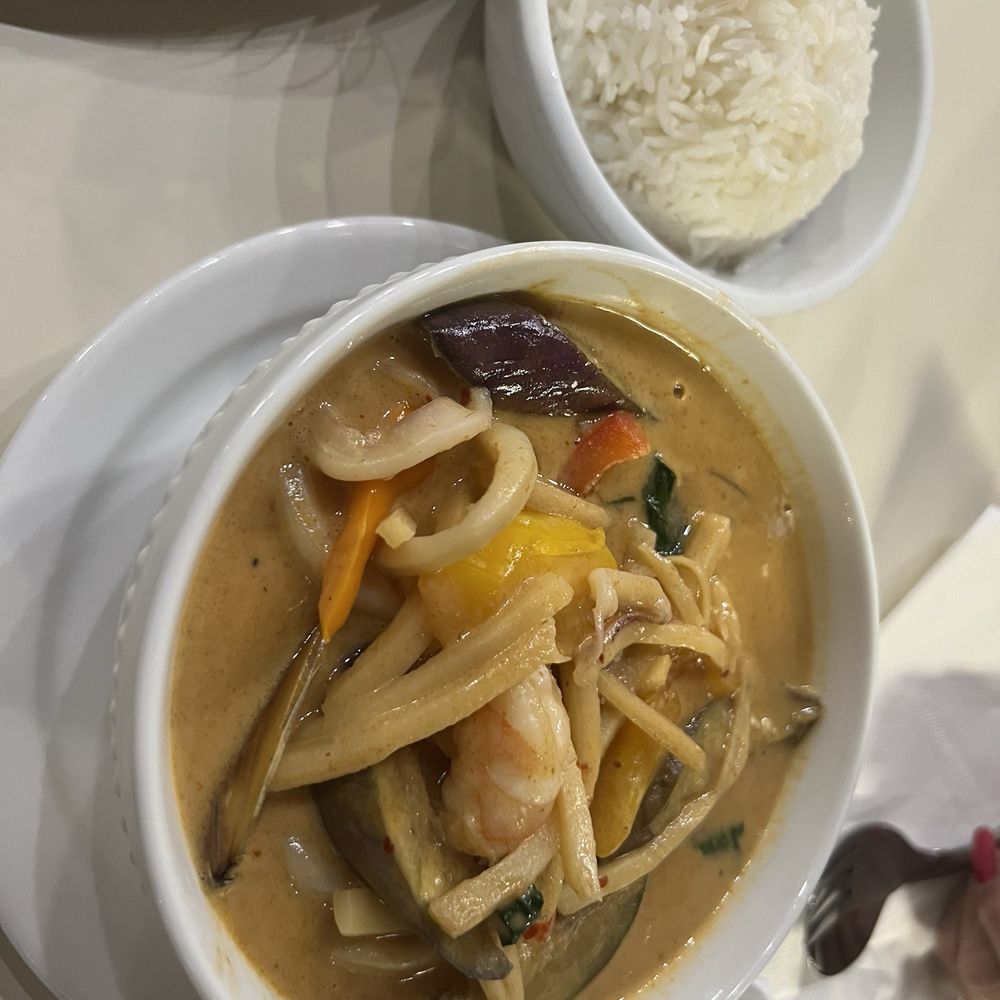 Kiri Thai - Seafood yellow curry - Thai Near Me - Kailua Kona, Hawaii Kiri Thai - Seafood yellow curry - Thai Near Me - Kailua Kona, Hawaii