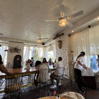 Cream Pot - Inside - Breakfast & Brunch Near Me - Honolulu, Hawaii Cream Pot - Inside - Breakfast & Brunch Near Me - Honolulu, Hawaii