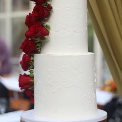 Goddess Noir Cakes - Romantic red roses