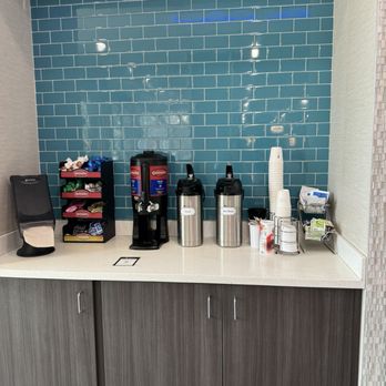 La Quinta by Wyndham Gainesville - Complimentary coffee and tea in lobby - Hotels Near Me - Gainesville, Florida La Quinta by Wyndham Gainesville - Complimentary coffee and tea in lobby - Hotels Near Me - Gainesville, Florida