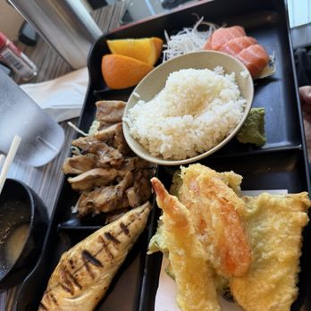 Sushi Tomi - Lunch combo : 4 items with rice - Sushi Bars Near Me - Mountain View, California