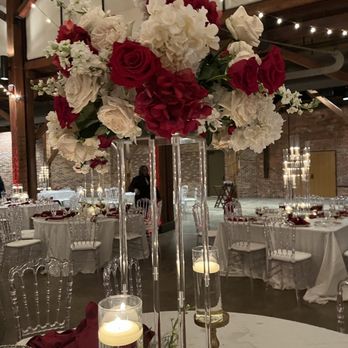 Nikki Nicole Events - Beautiful center pieces - Wedding Planning Near Me Nikki Nicole Events - Beautiful center pieces - Wedding Planning Near Me