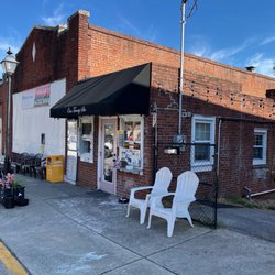 Mama Rae's Ice Cream Shoppe - Front view