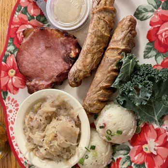 Der Lindenbaum - $25 Look how dry my bratwurst are, an absolute 100 percent disgrace, what a tourist trap, worse than Disneyland. 5:59pm 1/17/2021 - German Near Me - Fredericksburg, Texas
