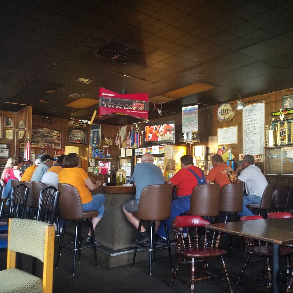 Daniel's Bar & Grill - Crowd around folks it is game time - Bars Near Me - Knoxville, Tennessee