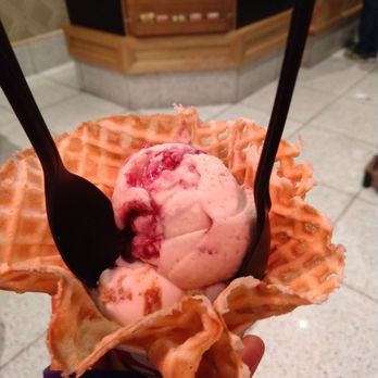 Salt & Straw - Vegan lemon cheesecake and Elvis peanut butter banana split - Ice Cream & Frozen Yogurt Near Me - Seattle, Washington