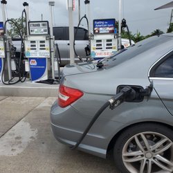 Marathon Gas Station - Why do I like this old fashioned gas station? Because it's fun!