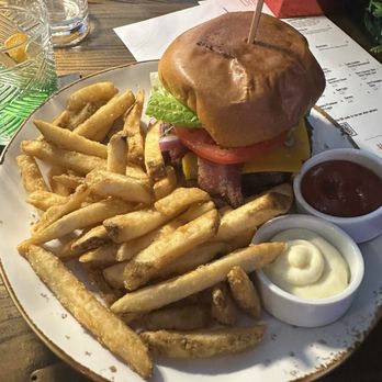 Eola Lounge - Cheeseburger and fries - Tapas/Small Plates Near Me - Orlando, Florida Eola Lounge - Cheeseburger and fries - Tapas/Small Plates Near Me - Orlando, Florida