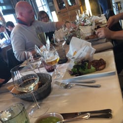 Auberge du Tilleul - Disposition de table et bœuf Angus sur l'assiette la plus proche
