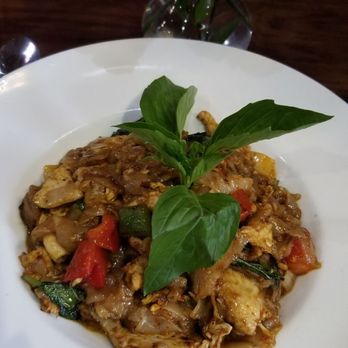 Nur Thai - Drunk noodles with chicken - Thai Near Me - Park, New York Nur Thai - Drunk noodles with chicken - Thai Near Me - Park, New York