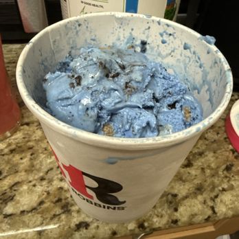 Baskin Robbins - This could've been PACKED. - Ice Cream & Frozen Yogurt Near Me - Emeryville, California