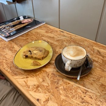 Andrea's Brunch - Koffie met melk, koek met cranberrie/witte chocola. - Creperies Near Me - Tarifa, California