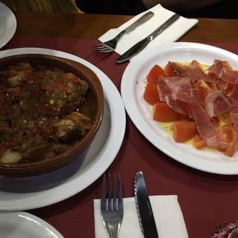 Antigua Bodega Castañeda - chicken dish and tomatoes with jamón - Tapas Bars Near Me - Granada, GR