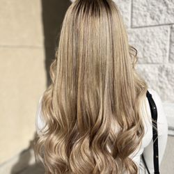 Iyalode Hair studio - Rooty blonde
