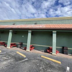 Interbay Meat Market & Groceries - Small seating area outside