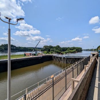 1. Illinois Waterway Visitor Center