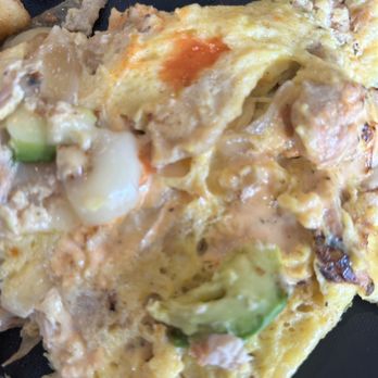 The Nook - Spicy Chicken Omelette with a side of avocado - New American Near Me - Pittsburgh, Pennsylvania