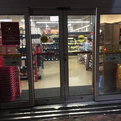Winn Dixie - Front of store.