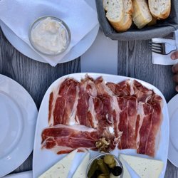 El Gaucho - Serrano-Käse-Platte mit Oliven und Brot mit Aioli und Tomatendip