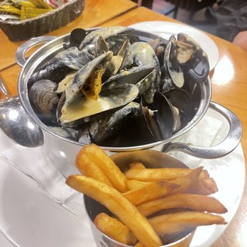 Dorsay Pub Britannique - Moules et frites, Moutardine - The ultimate mussels and fries, Old style mustard sauce - Gastropubs Near Me - Quebec City, Quebec Dorsay Pub Britannique - Moules et frites, Moutardine - The ultimate mussels and fries, Old style mustard sauce - Gastropubs Near Me - Quebec City, Quebec