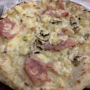 Dar Poeta - White pizza with potatoes, mozzarella, prosciutto and mushrooms. Also delicious and very filling - Pizza Near Me - Rome, RM Dar Poeta - White pizza with potatoes, mozzarella, prosciutto and mushrooms. Also delicious and very filling - Pizza Near Me - Rome, RM