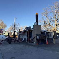 The backside of the restaurant with picnic tables